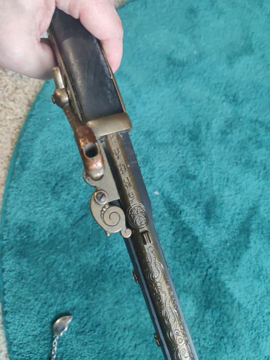 Pistola decorativa estilo antigo (réplica de pederneira)