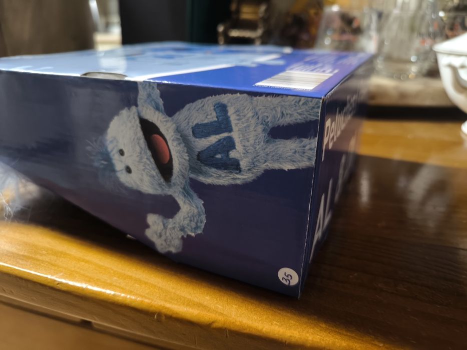 Peluche Al & Di em embalagem original.

- Peluche azul claro