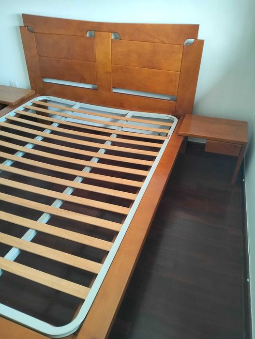 Cama de madeira.