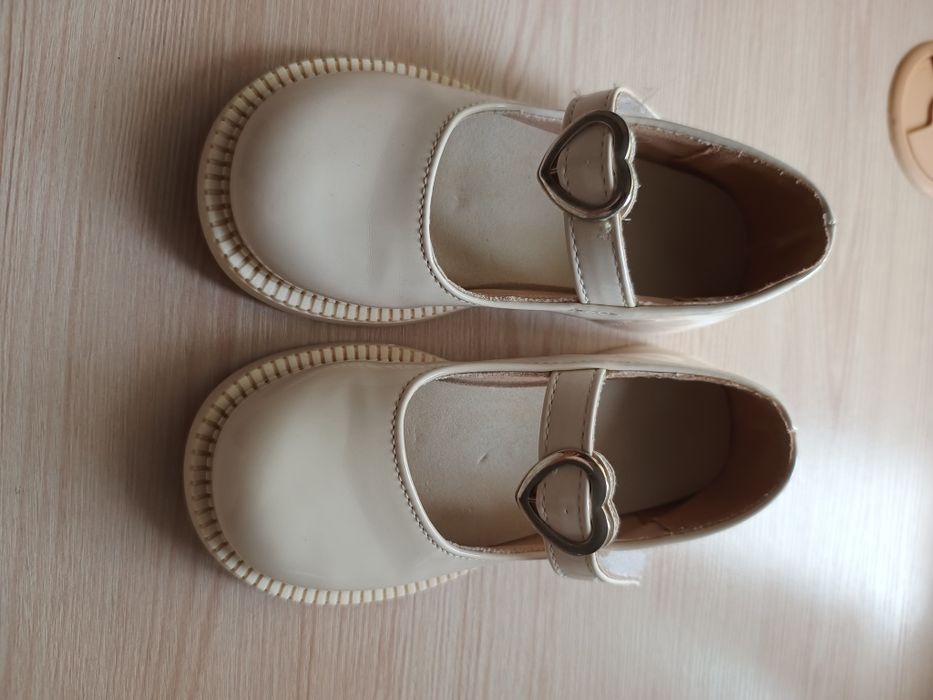 Лакові мештики для дівчинки