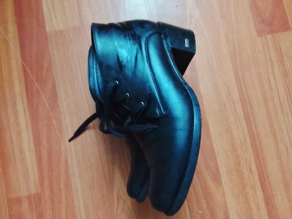 Жіноче шкіряне взуття.