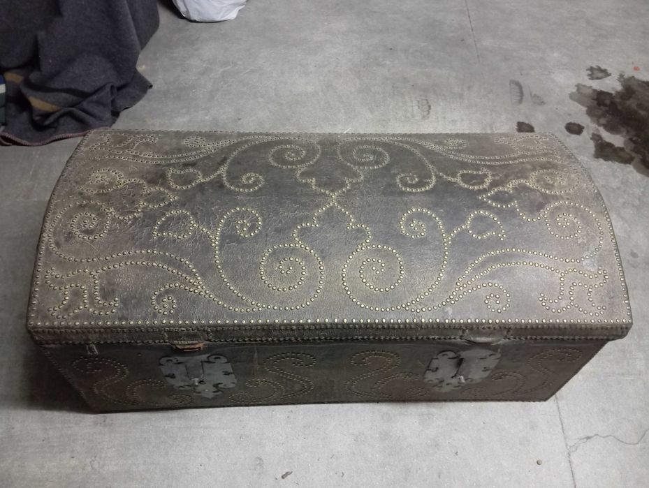 Baú tipo Arca  em couro preto