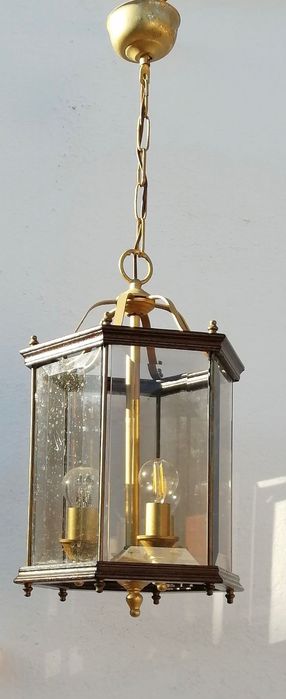 candeeiro de teto hexagonal com 3 lumes altura total 70 diâmetro 27cm.