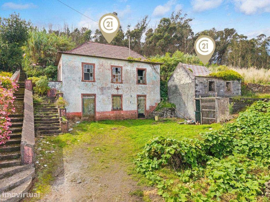 Oportunidade Única em Santa – Casa Tradicional para Reconstrução em Te