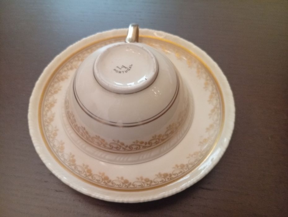 Serviço Vista Alegre completo anos 1950 – porcelana com ouro em relevo