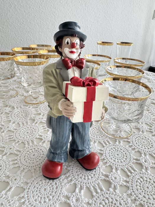 Sygnowana figurka clowna z prezentem
