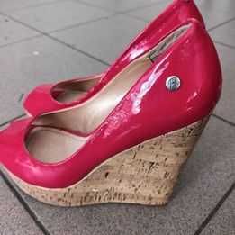 sliczne malinowe buty