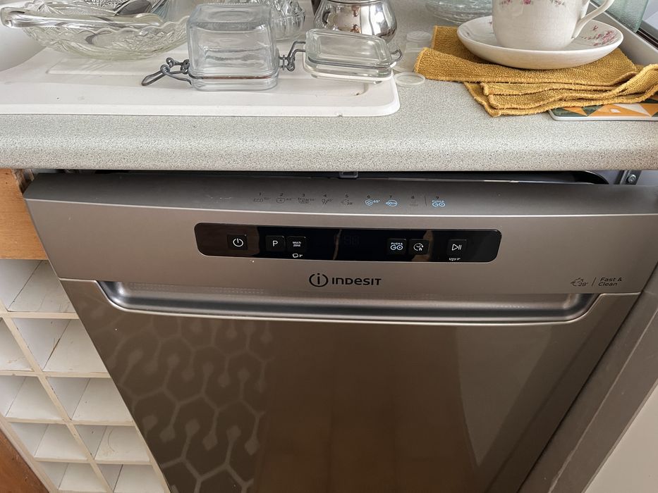 Máquina de Lavar Loiça Indesit Inox  - como nova