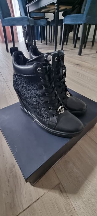 Tommy Hilfiger, z ukrytym koturnem, rozmiar 39, Wysokość obcasa 9cm,