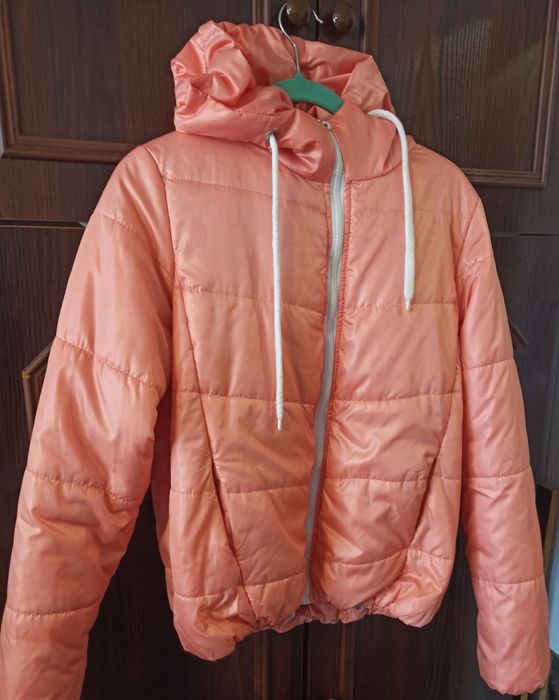 Куртка на дівчину підлітка
