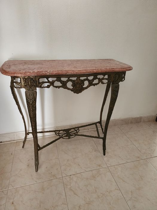 Duas mesas de sala para venda. 50 euros cada.