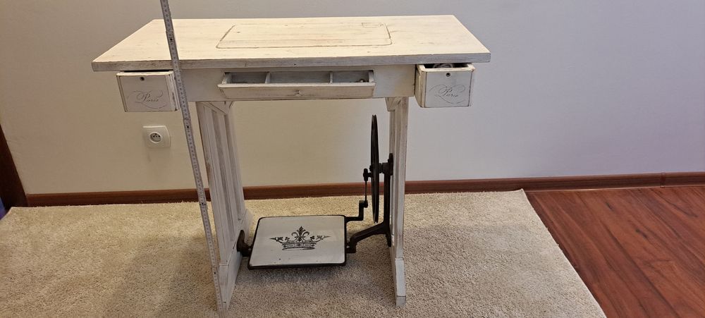 Stolik, biurko od starej maszyny do szycia