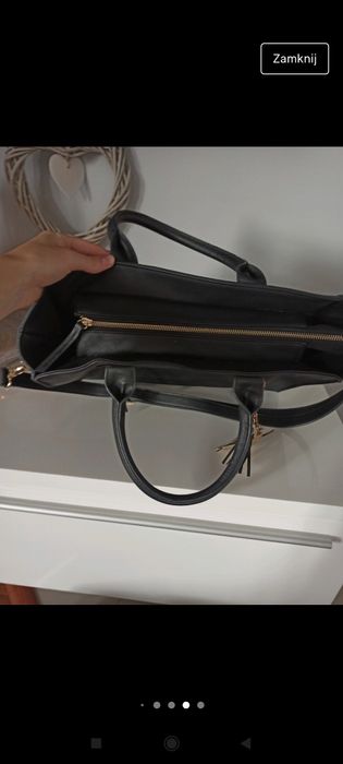 Czarna sztywna torba mieszcząca A4