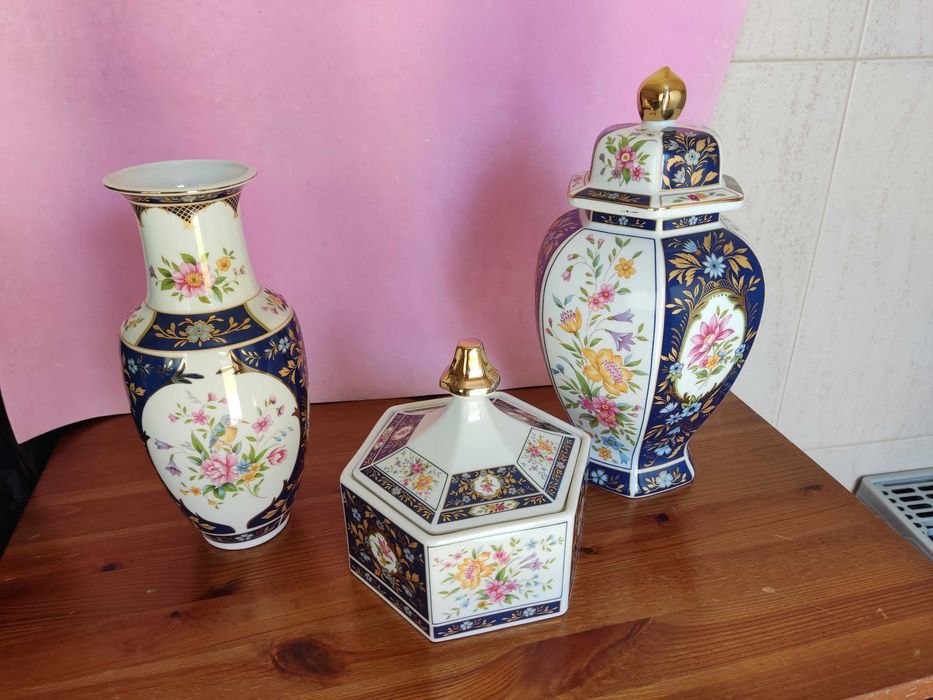 3 peças em porcelana (altura: 36 cm/ 26 cm / 16 cm)