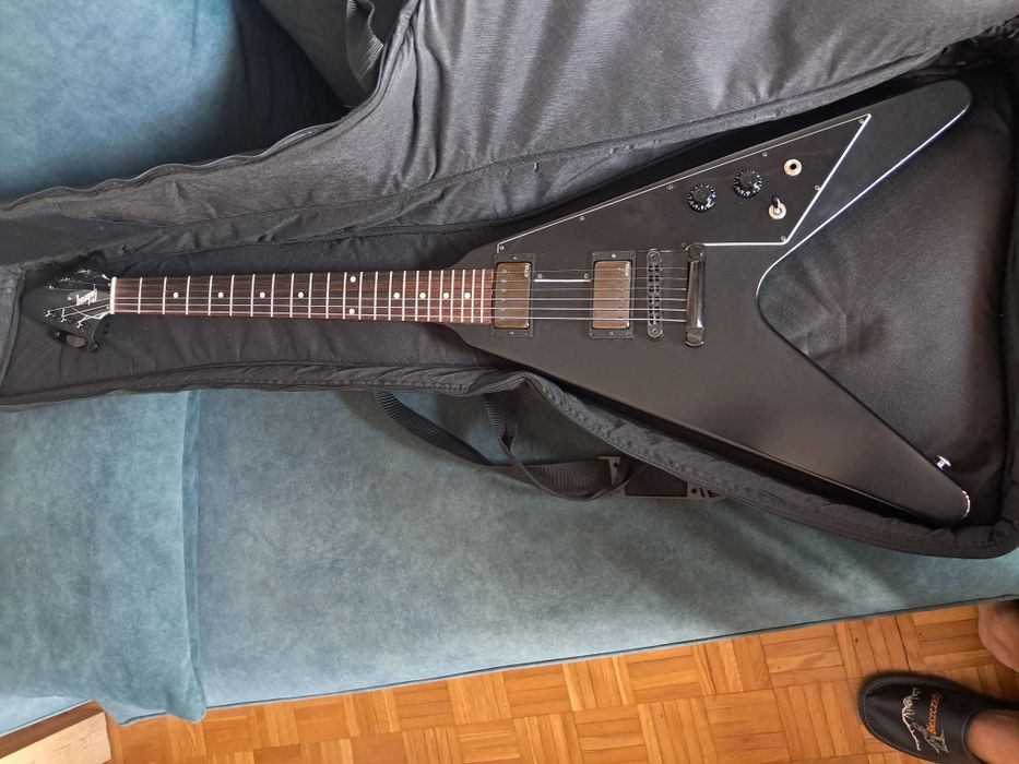 Gibson Flying V Satin Black na EMG + papiery + pokrowiec