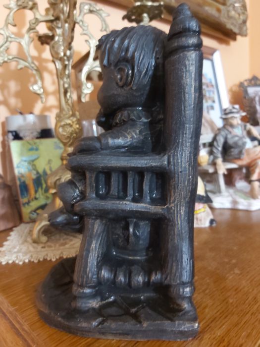 Holenderska figurka chłopca z alabastru. XXw.