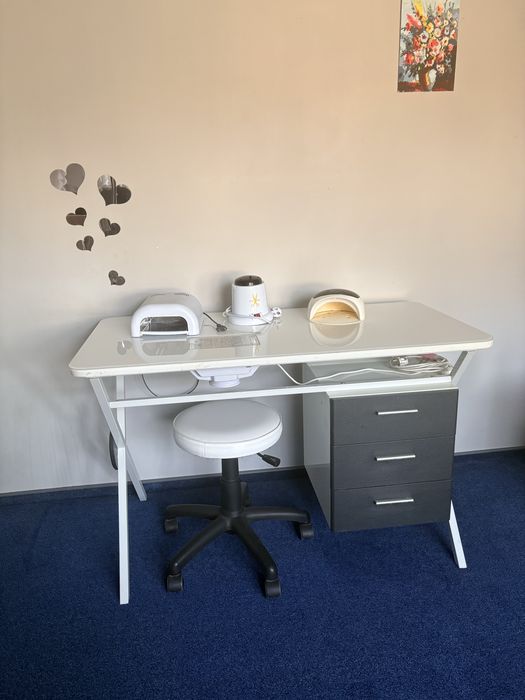 Profesjonalny stół do manicure/paznokci