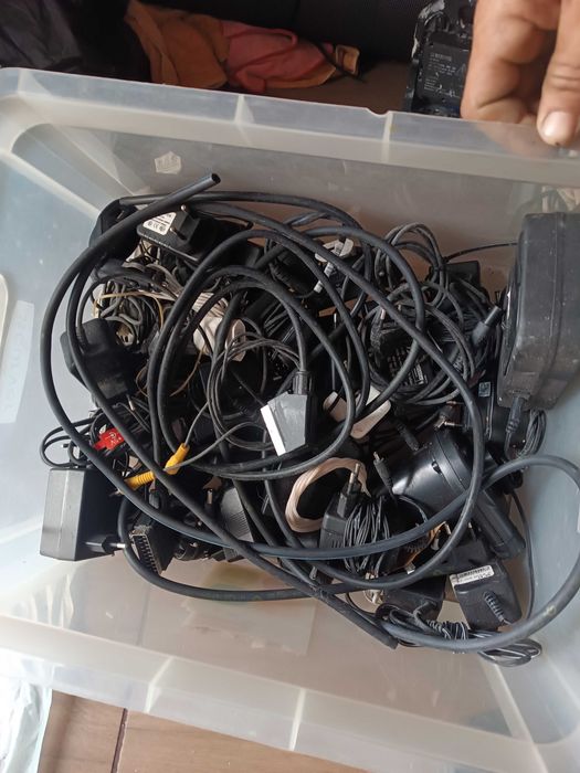 Vários fios com transformadores e algumas fichas