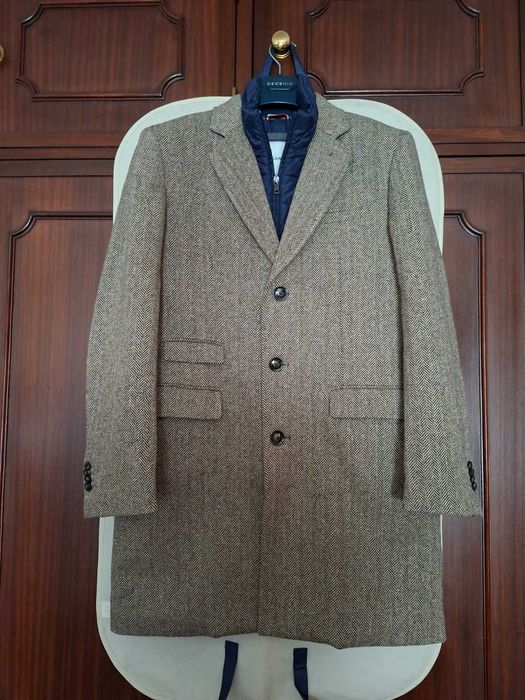 Casaco masculino espinhado, feito de lã com acabamento impermeável.
