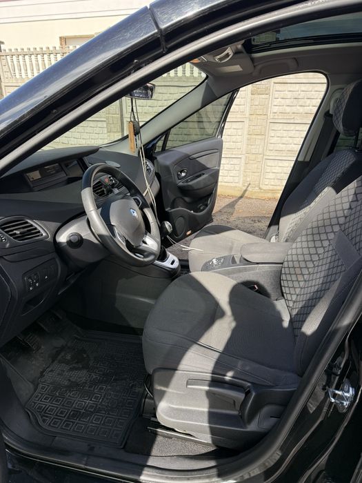 Продам машину Renault Scenic 2011