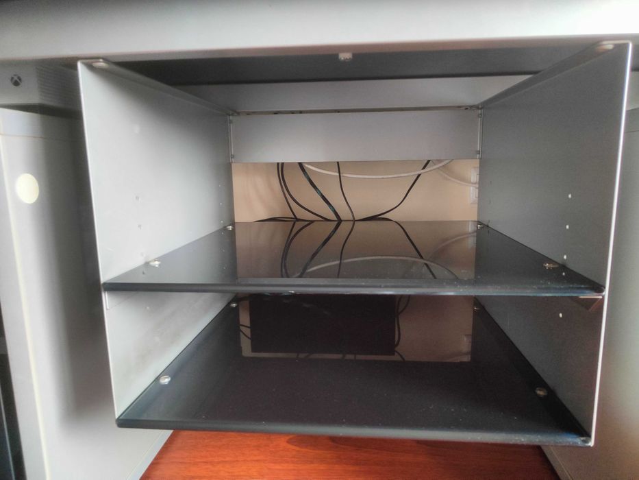 Móvel para TV rotativo em vidro, madeira e metal