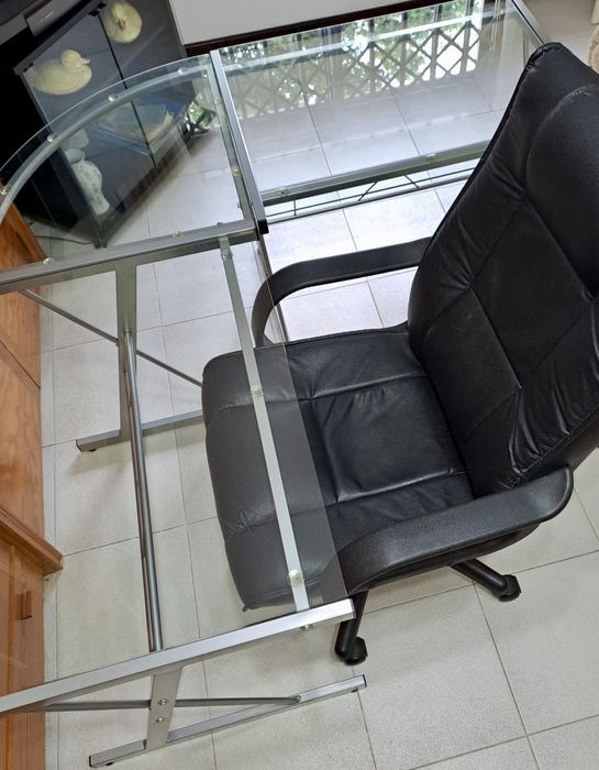 Mesa de vidro com cadeira de escritorio