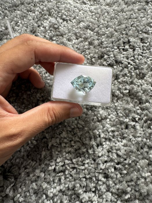 Água Marinha Facetada com Inclusões 18.30cts