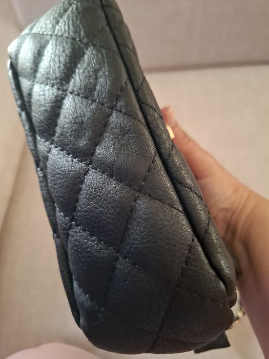 Mala preta a tiracolo