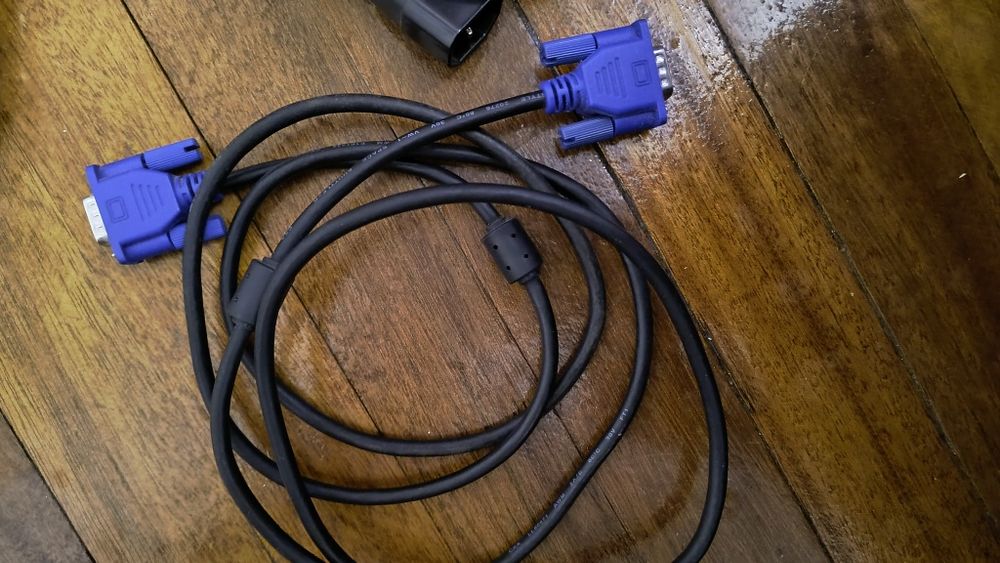 Кабелі: USB-A, кабелі живлення до дбж