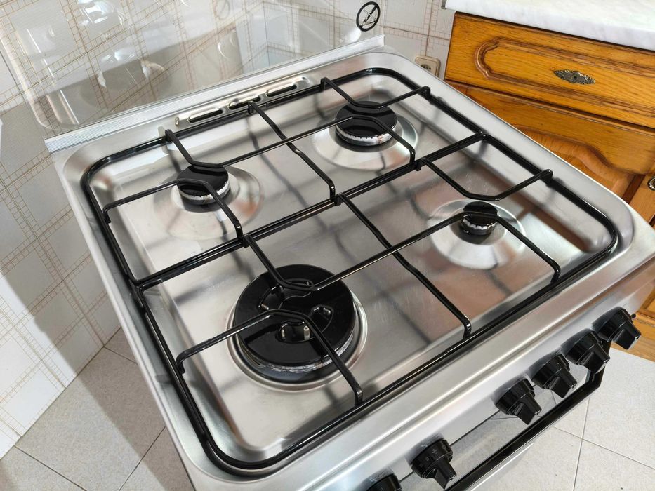 Fogão a gás de livre instalação Indesit 4 bicos, como novo, pouco uso