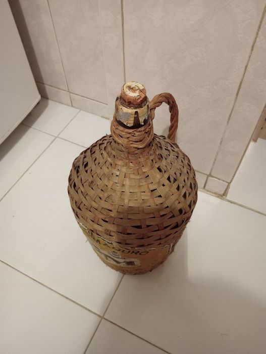 Garrafão de vinho em palhinha