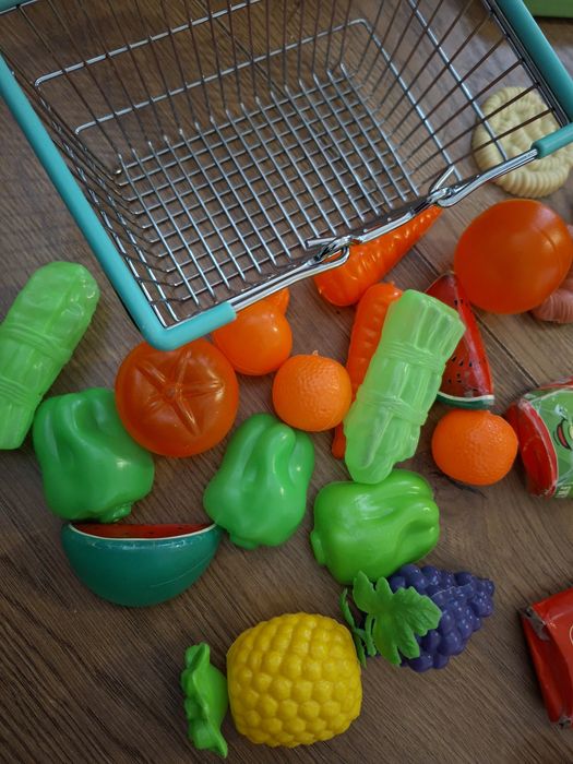 Proodukty i akcesoria do zabawy, kuchnia, sklep, kawiarnia.