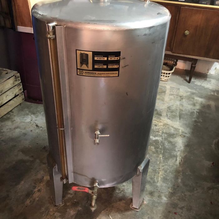 Depósito inox para armazém de vinho