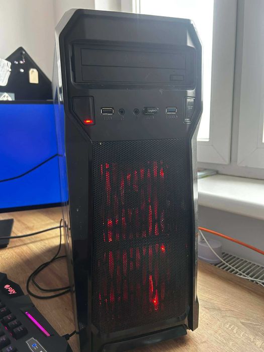 Zestaw komputer stacjonarny, myszka, monitor i klawiatura