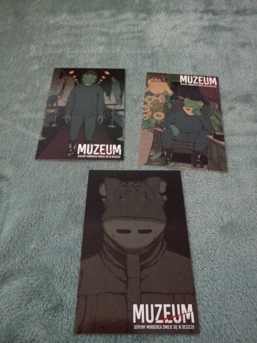 Pocztówki z mangi "Muzeum. Seryjny morderca śmieje się w deszczu."