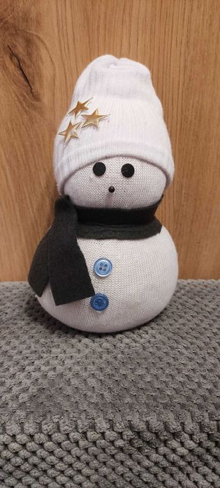 Ręcznie robione ozdoby świąteczne – Bałwanki i Mikołaje z włóczki.