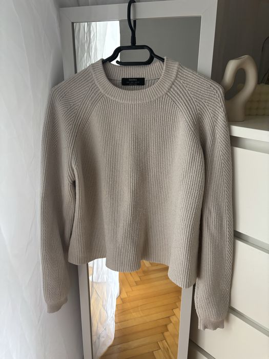 Jasny sweterek bershka S 36 capsule minimalistyczny basic ecru