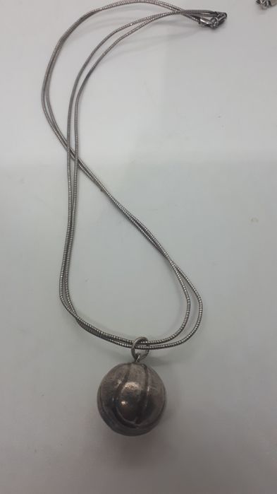 Серебряные кулоны.