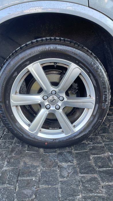 Автомобиль Volvo XC90