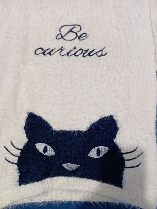 Camisola branca com gato azul