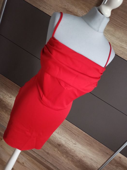 Czerwona sukienka mini r. 42