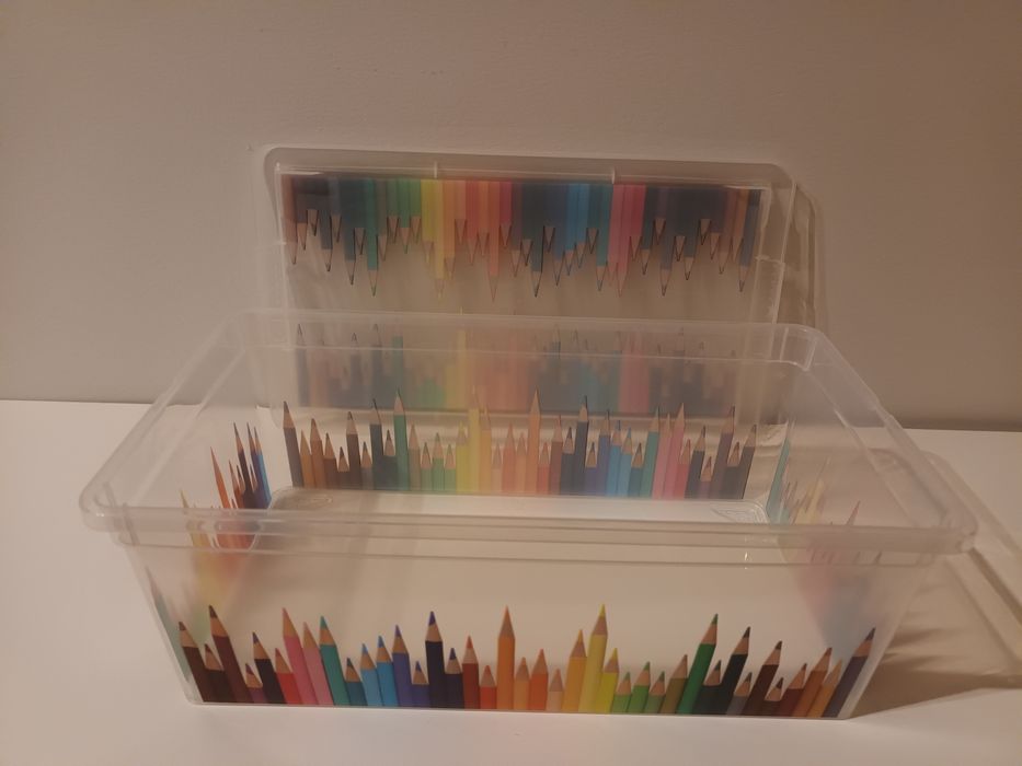 Caixas plásticas com lápis desenhados