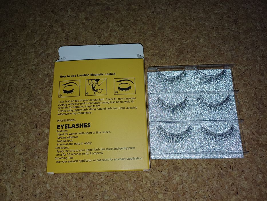 Pestanas postiças. 
Novas em caixa.