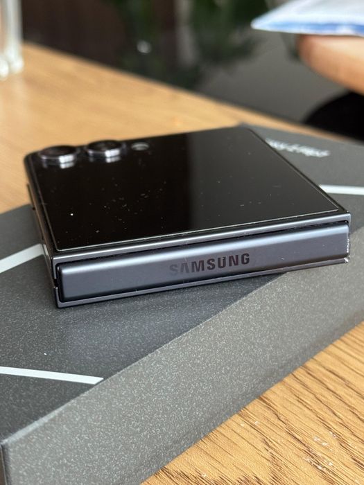 Samsung Galaxy Z Flip7 |  256 GB | Idealny stan | 100% bateria