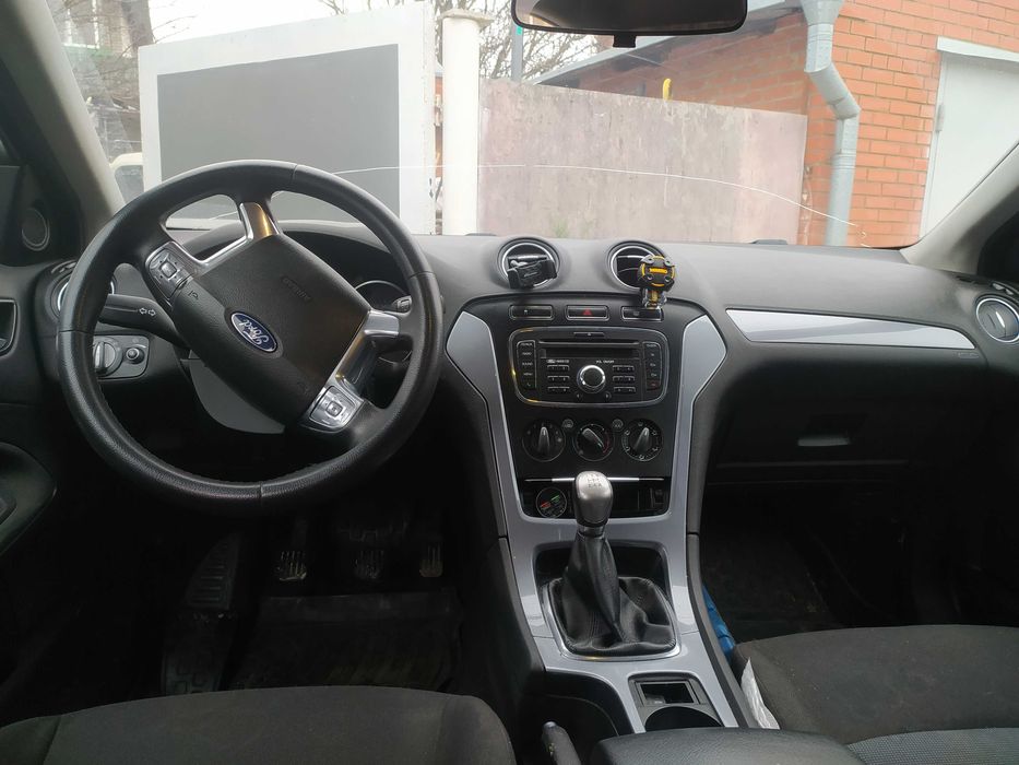 Ford Mondeo 2012.  газ бензин.