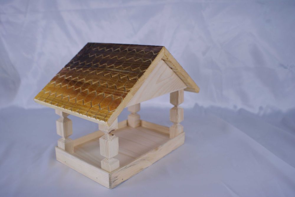 Drewniany karmnik dla ptaków z dachem we wzór gontu – rustykalny