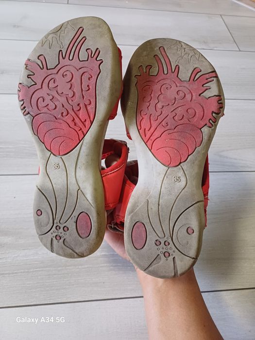 Тапочки шльопанці босоножки босоніжки сандалі