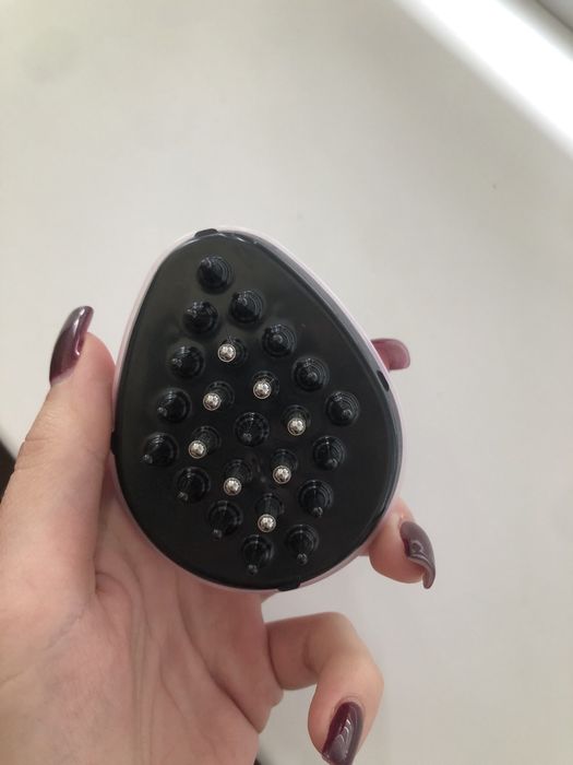 Щітка гребінець для шкіри голови з ємністю на лосьйон/шампунь/олійку