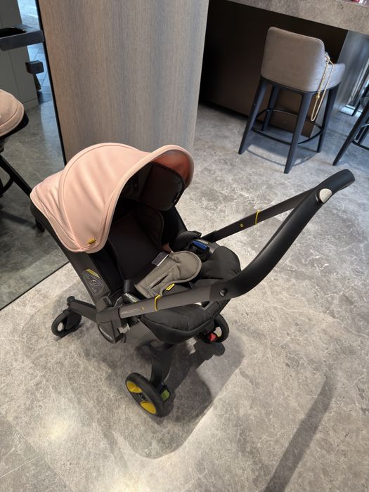 Aвтокрісло-коляску Doona з базою Isofix.