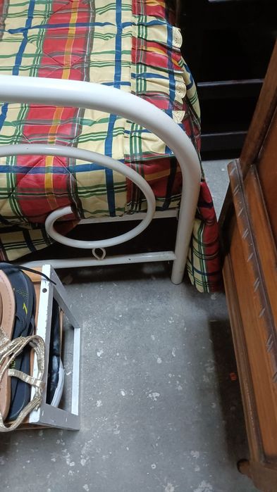 Cama de casal em ferro com estrado e colchão